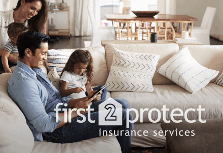 First2 Protect Thumbnail: eine Familie sitzt auf der Couch